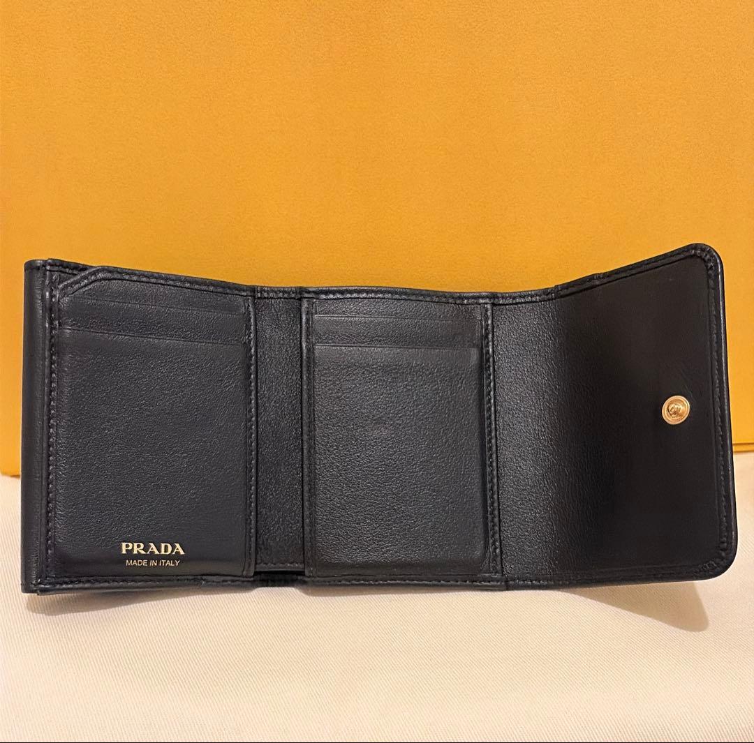 ほぼ新品 PRADA スタッズドレザー　2025春 三つ折り財布　正規品