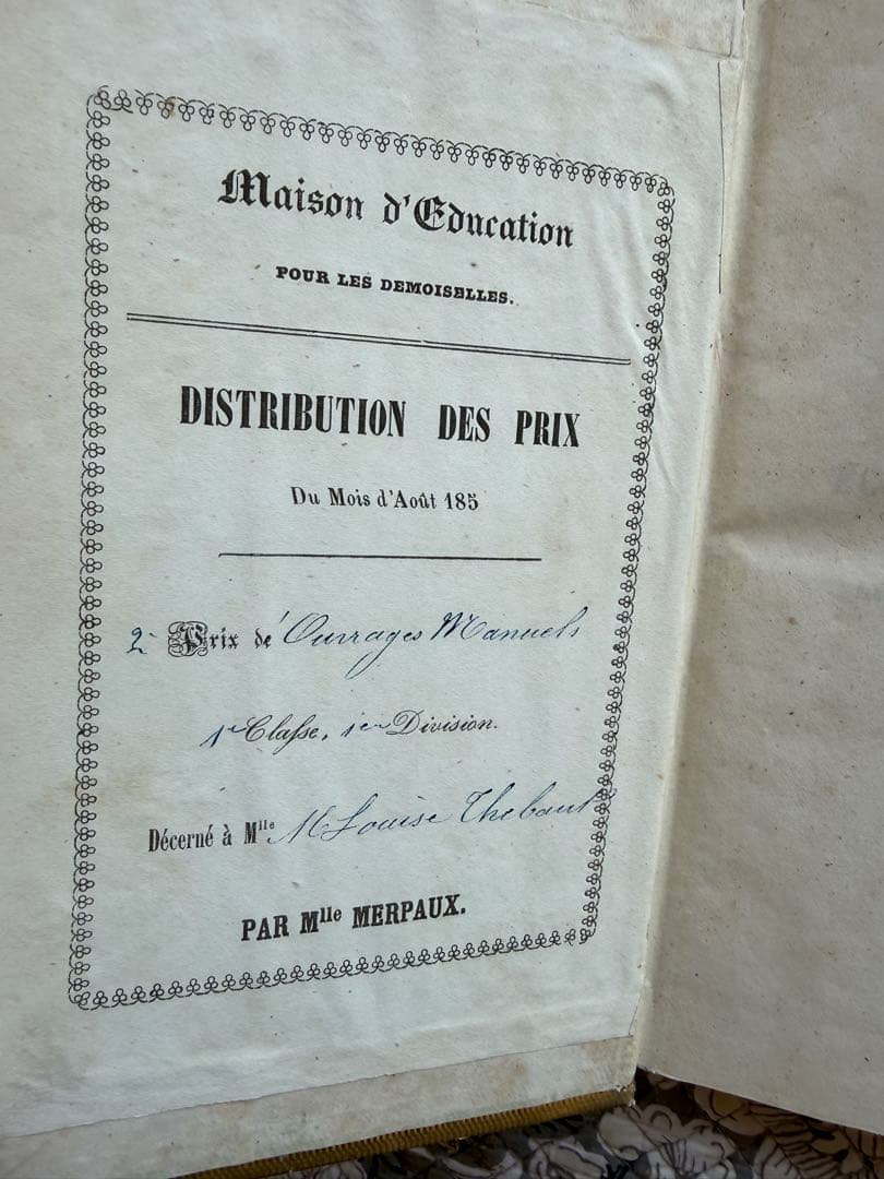 フランスアンティークロマンティック本ピンクとゴールドの箔押し古書