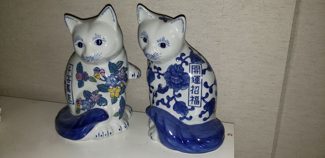 青い花柄の陶器製猫像2体セット
