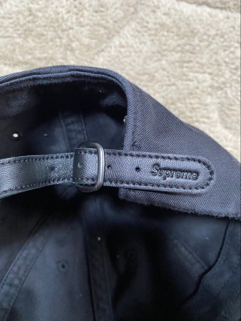 Supreme Distressed Script 6-Panel キャップ