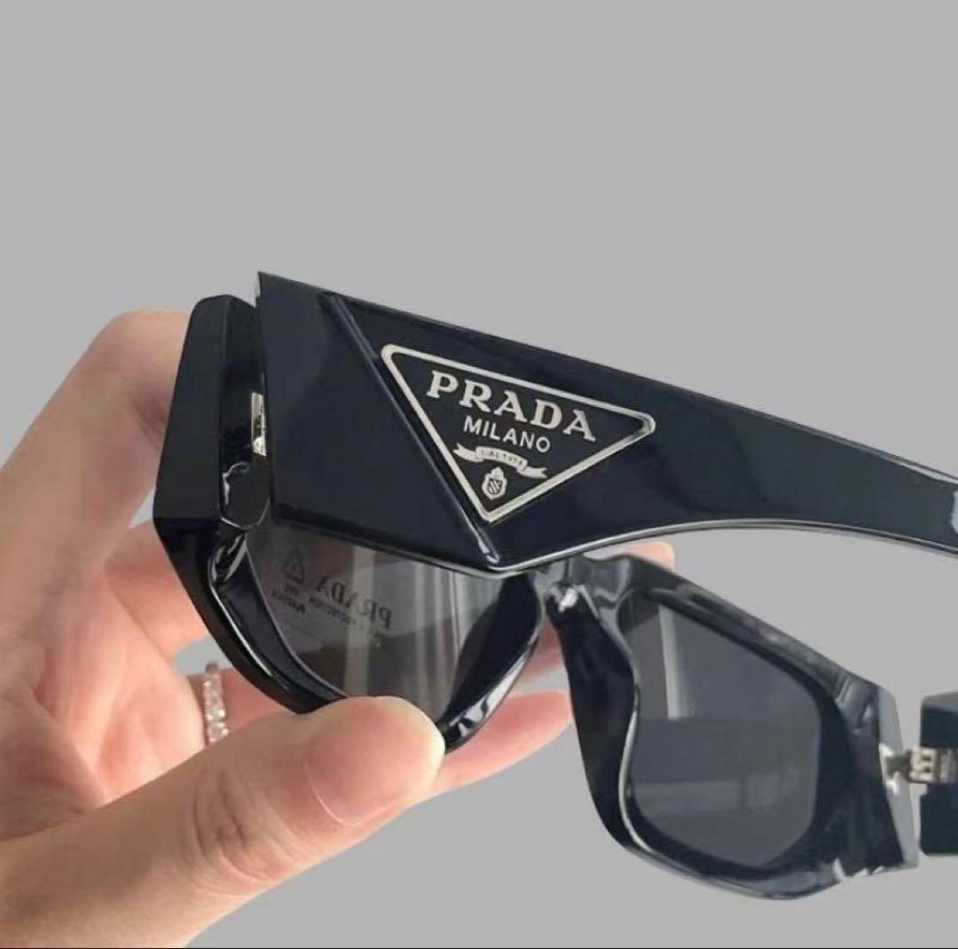PRADA ブラックスクエアサングラス