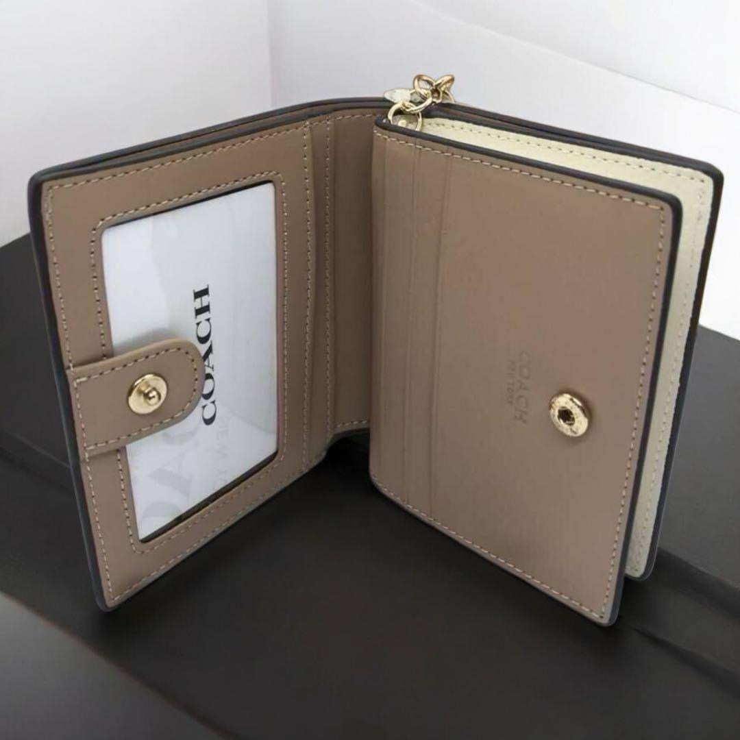 【新品未使用 】COACH 猫プリント 二つ折り財布 白 CC472