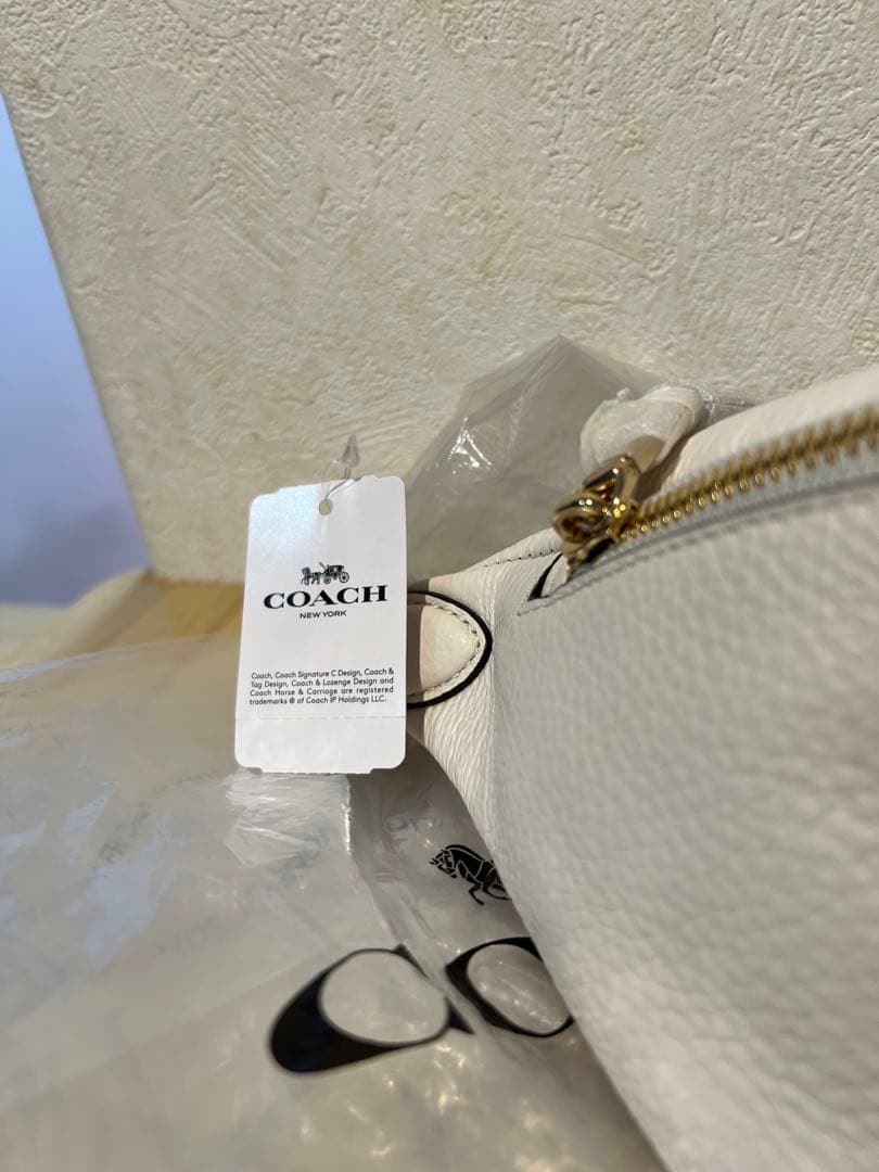 新品　未使用品COACH ホワイトレザー ボディバッグ
