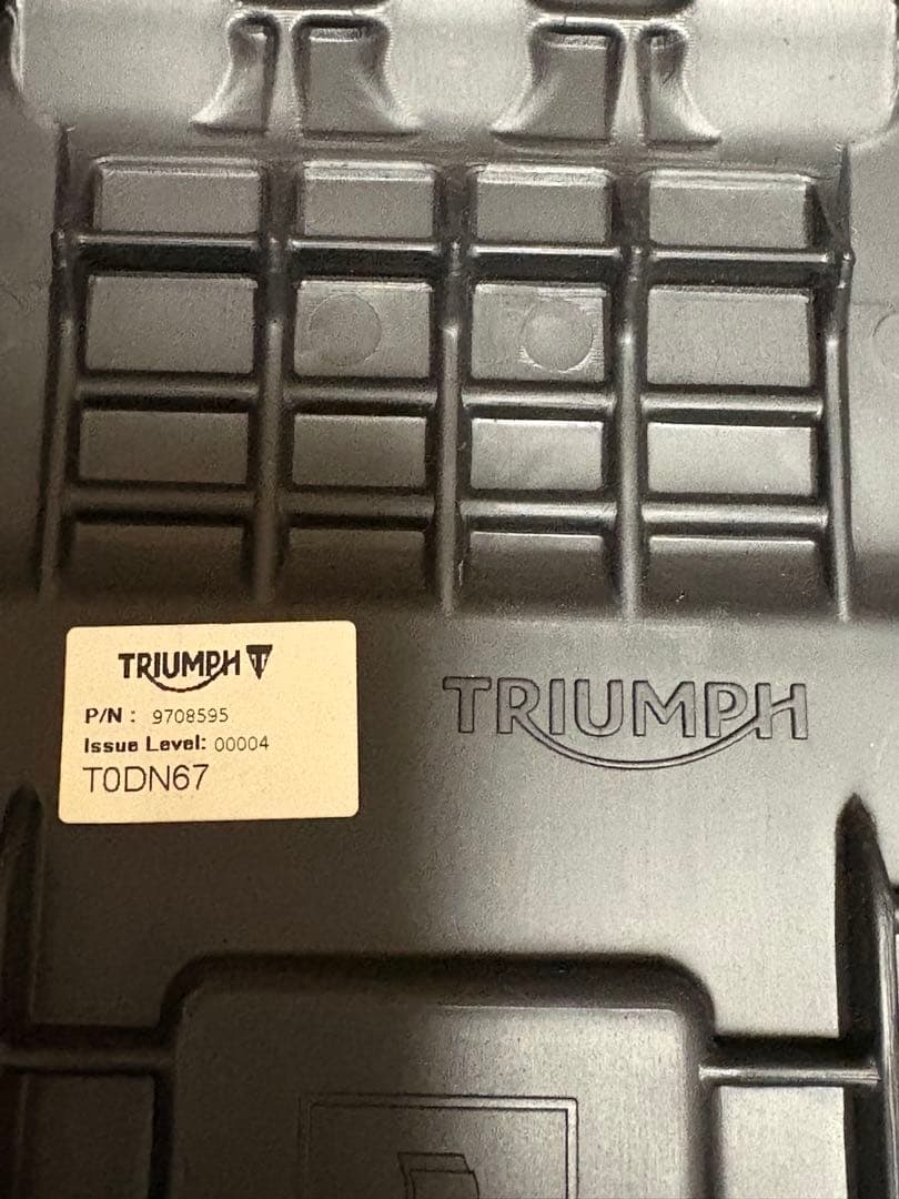 トライアンフ純正オプションキルティングベンチシート