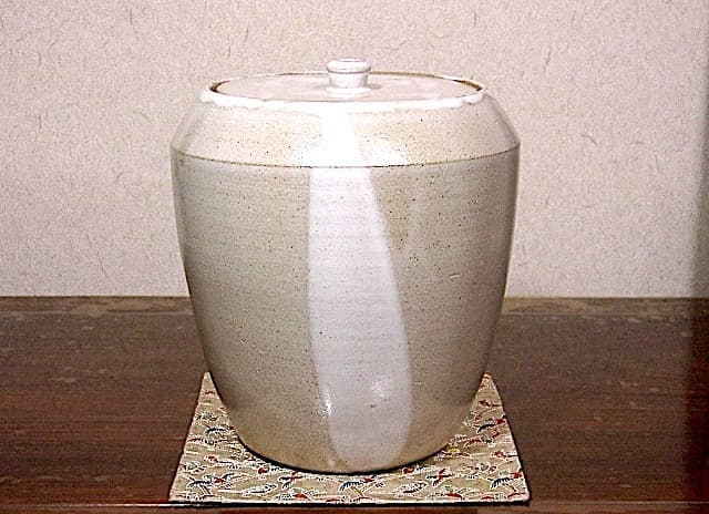 清山窯　金子 清 作　藁灰釉　水指　無傷　共箱　保証。