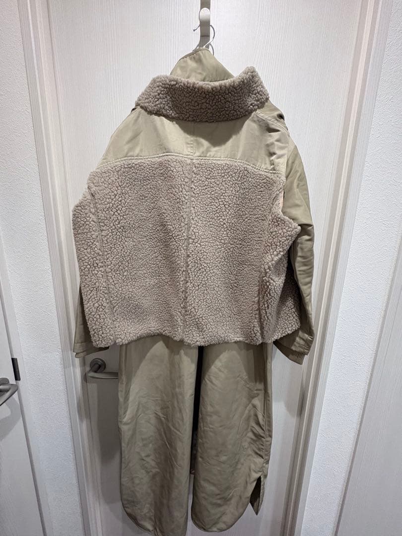 SUM1 STYLE スミスタイル　ボアベスト付き馬刺しゅうコート