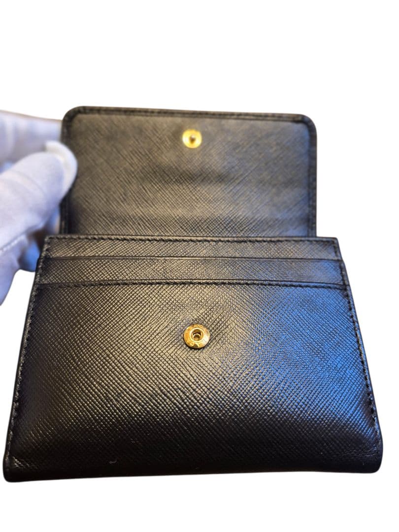 ＰＲＡＤＡ　プラダ　サフィアーノ　二つ折り財布　ブラック革 　　ｘ
