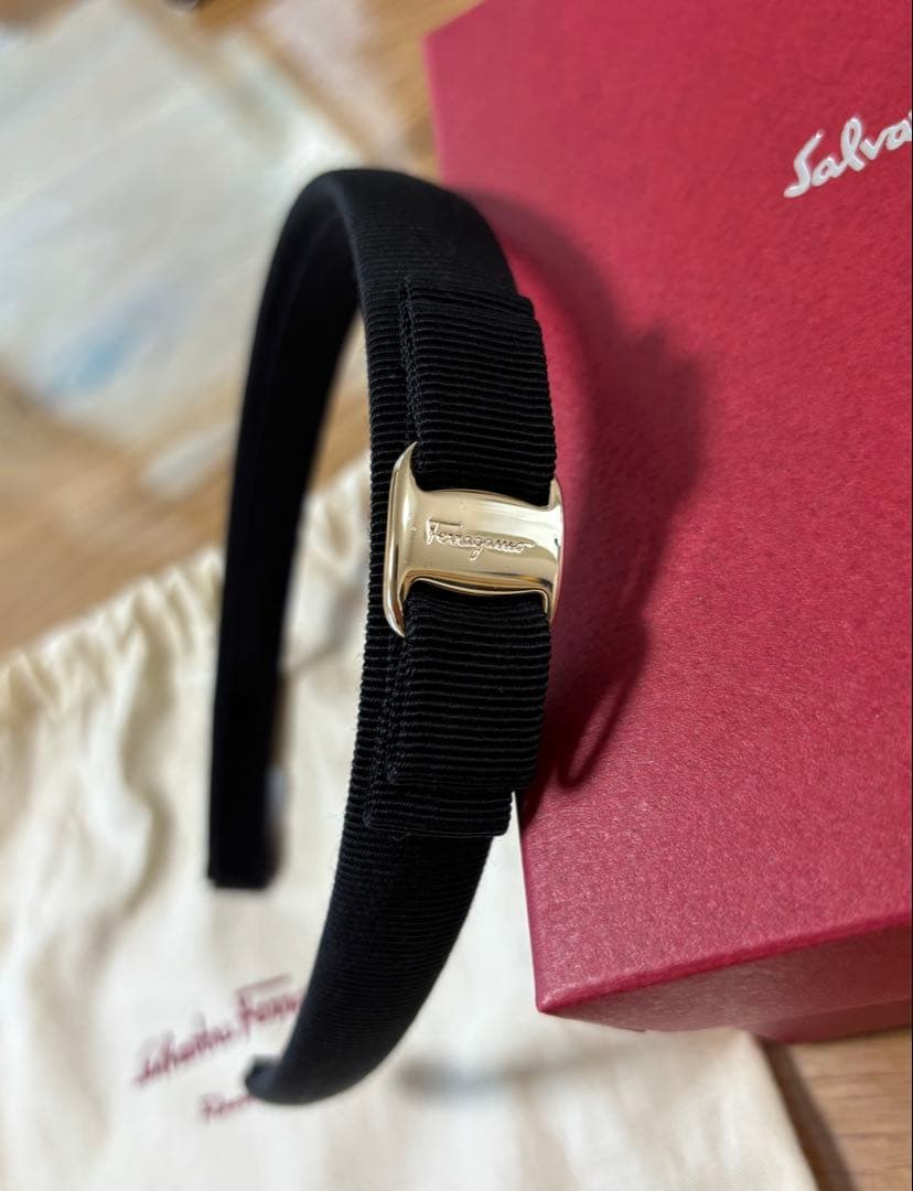 【最終値下げ】Salvatore Ferragamo カチューシャ　黒×ゴールド