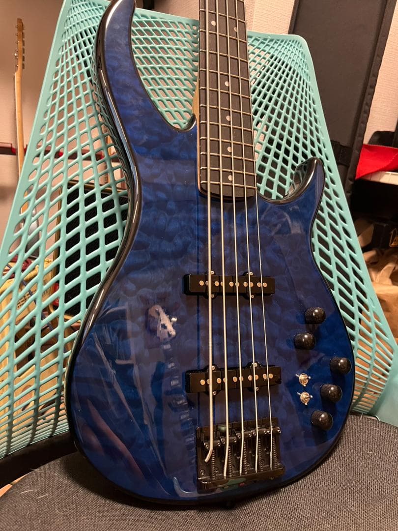 Peavey Millennium BXP5 5弦ベース（ブルーキルトトップ）