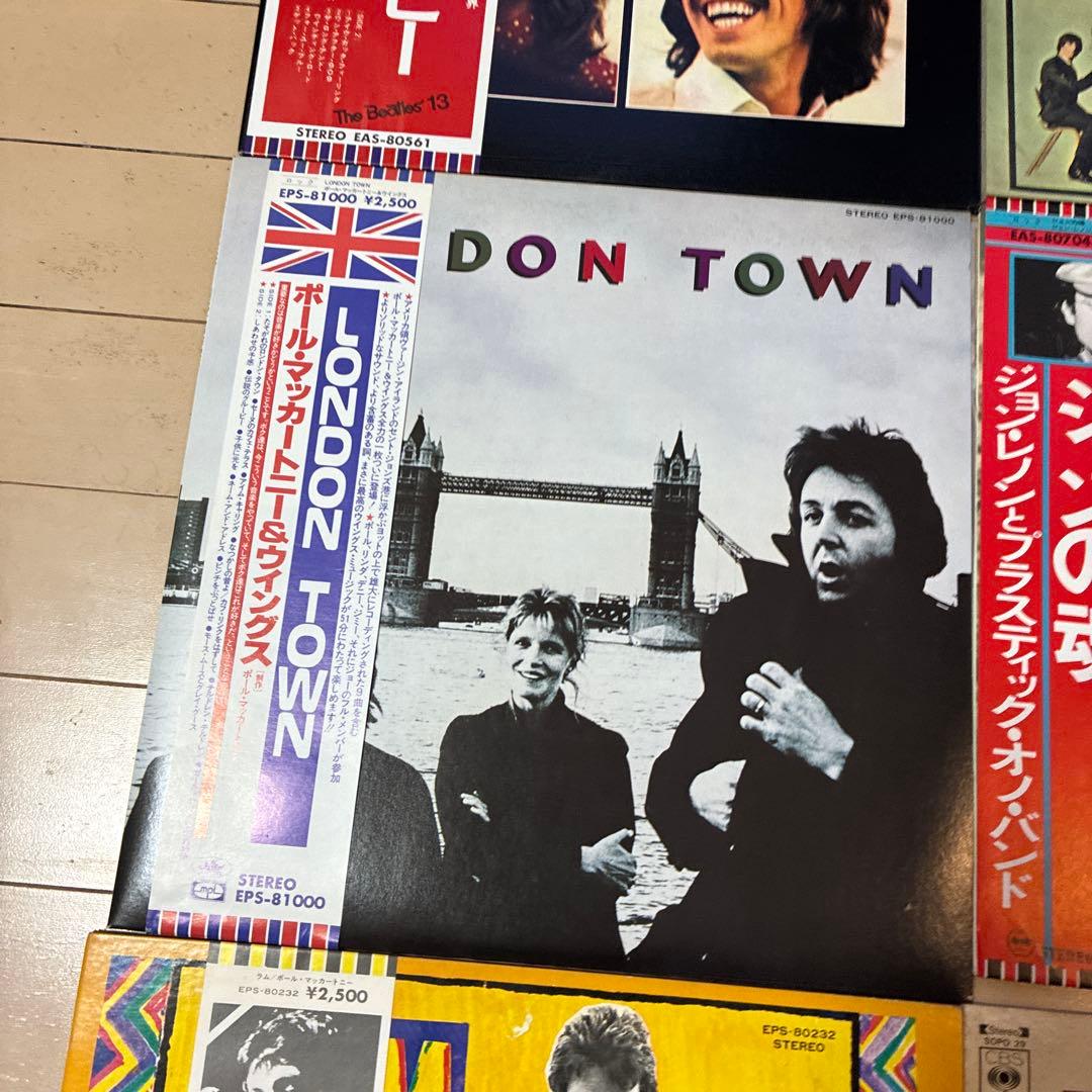 ビートルズの11枚のレコードと別のレコード一枚のセット