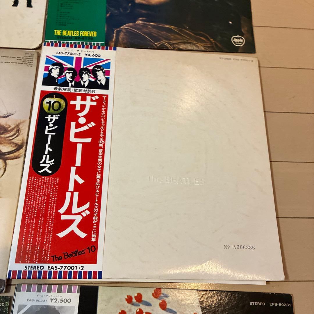 ビートルズの11枚のレコードと別のレコード一枚のセット