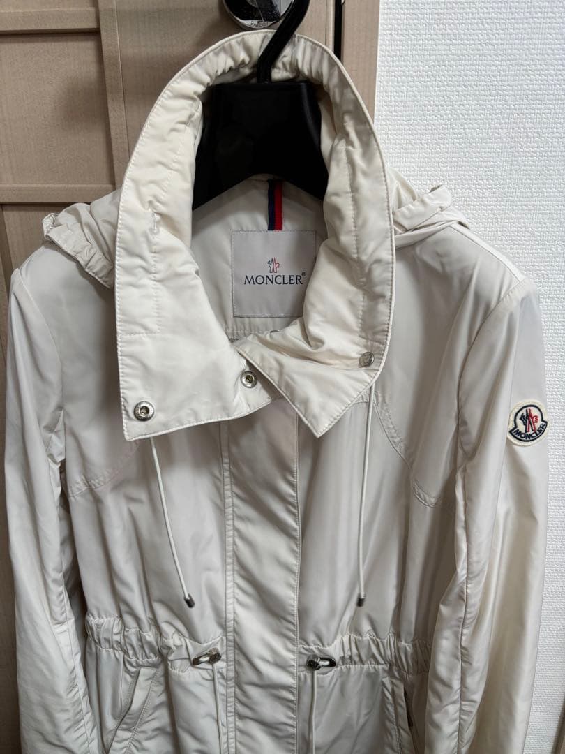 MONCLER フード付きホワイトジャケット