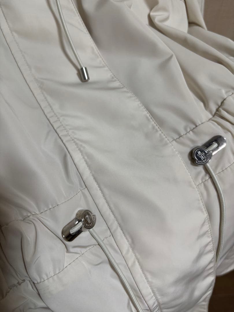 MONCLER フード付きホワイトジャケット