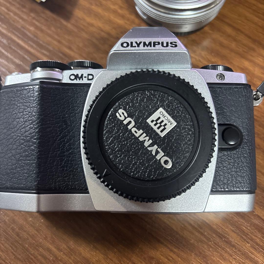 【付属品あり】OM-D E-M10ダブルズームキット　シルバー　ミラーレス一眼