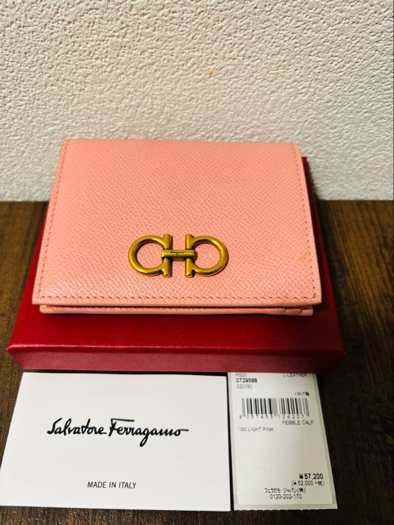 新品未使用！Salvatore Ferragamo二つ折り財布