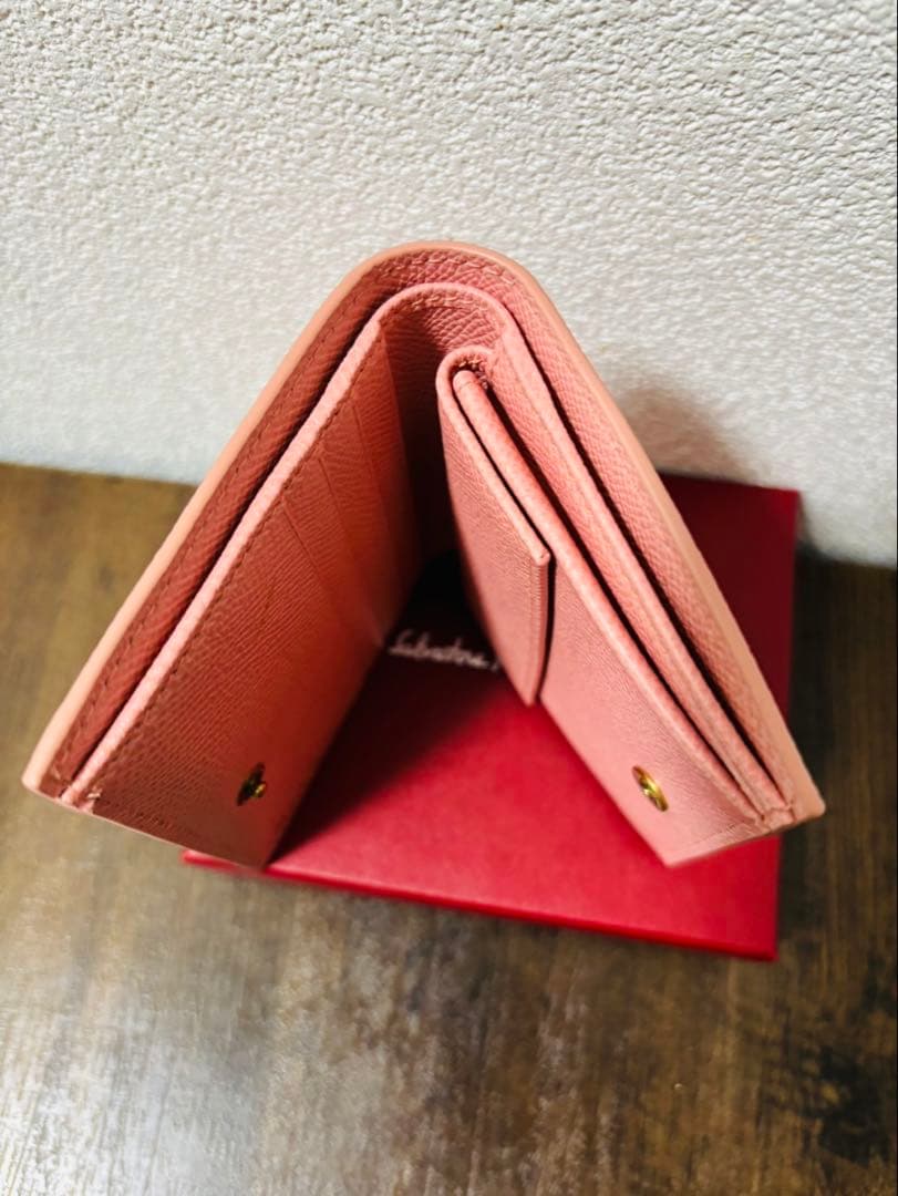 新品未使用！Salvatore Ferragamo二つ折り財布