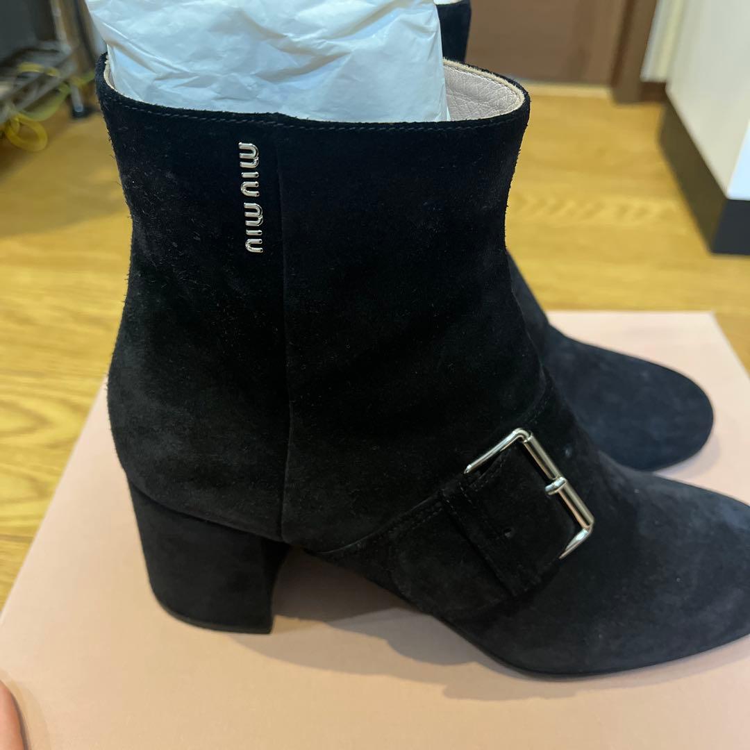 miumiu ブラック スエード ブーツ バンド付き