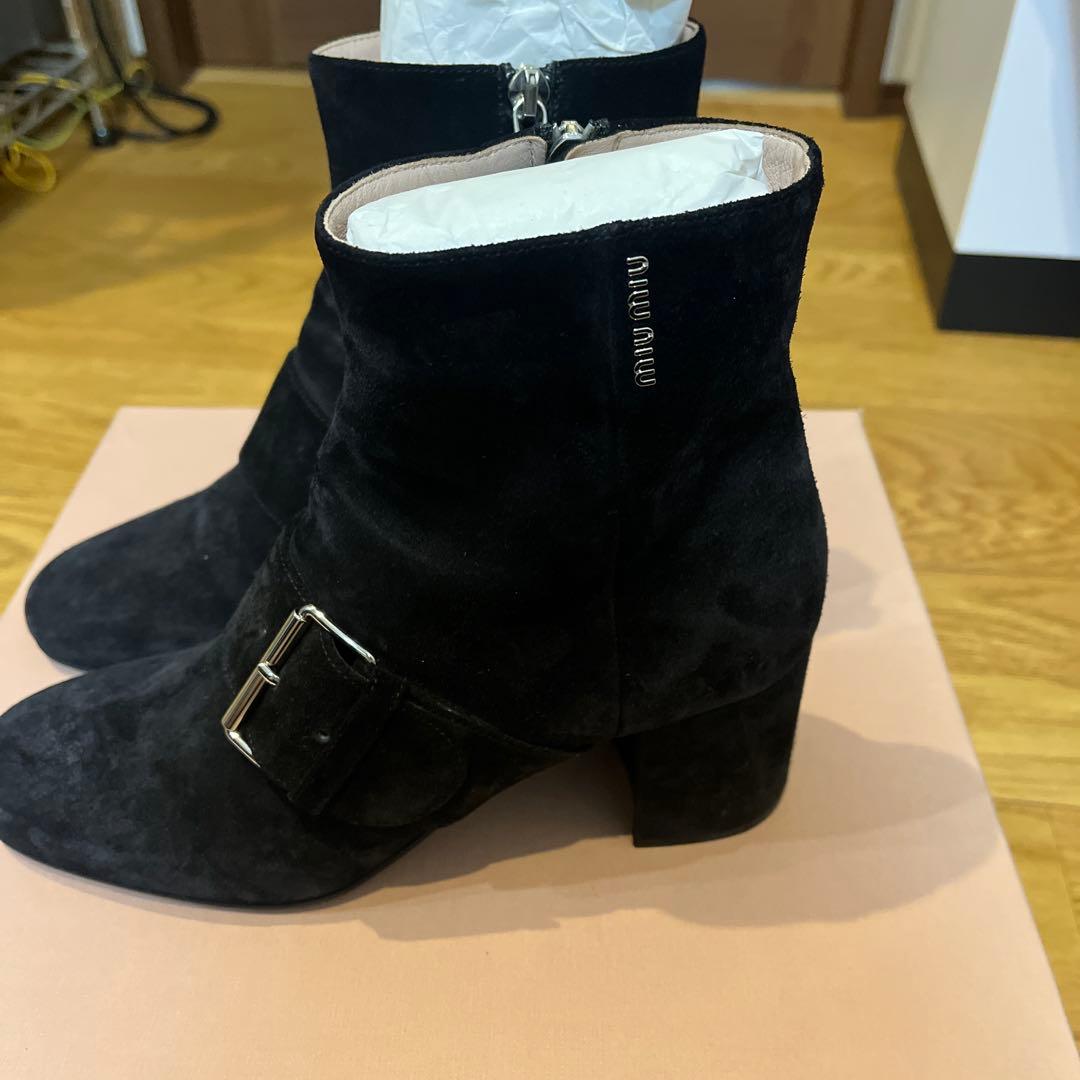 miumiu ブラック スエード ブーツ バンド付き