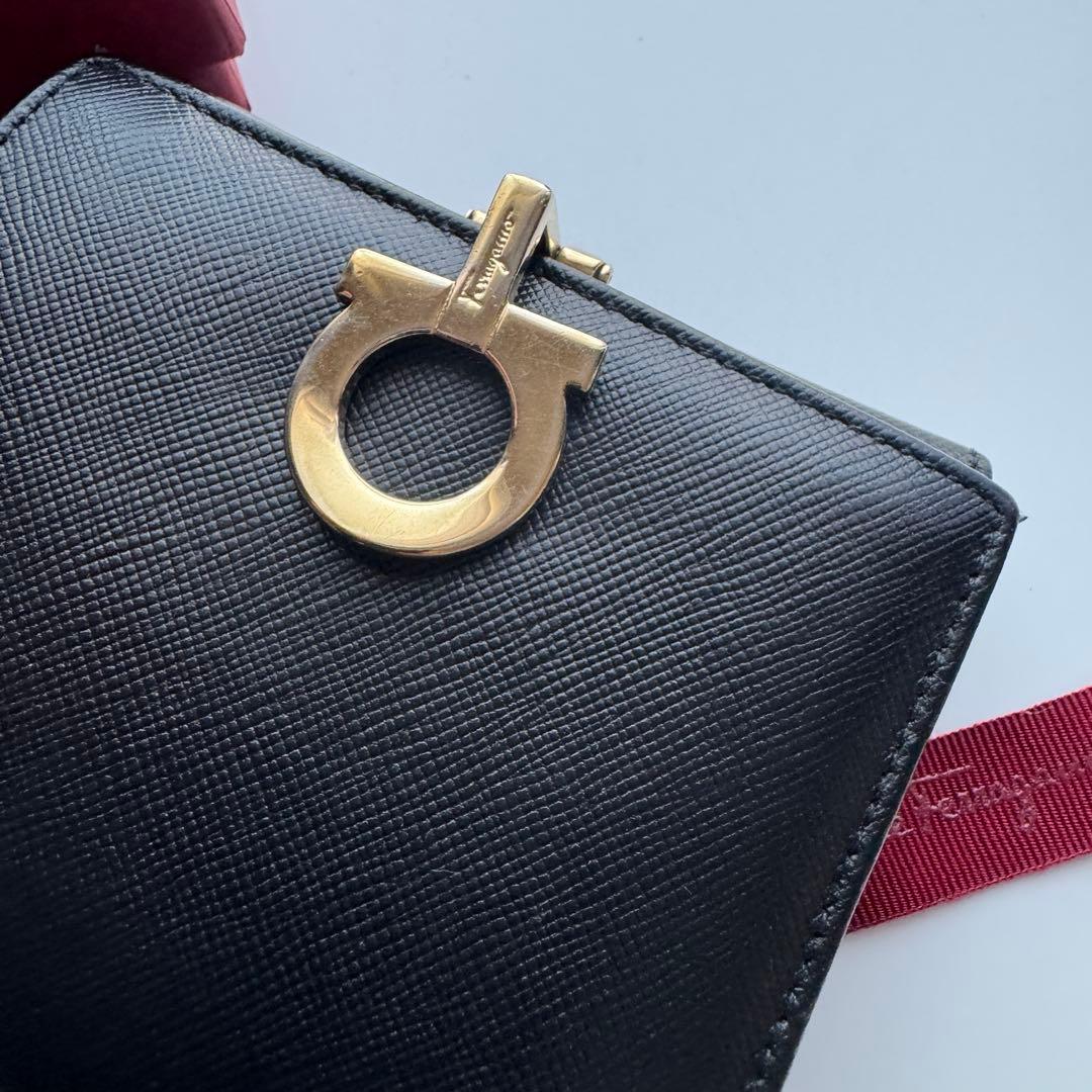 【美品】329 Ferragamo サルバトーレフェラガモ 2つ折り財布