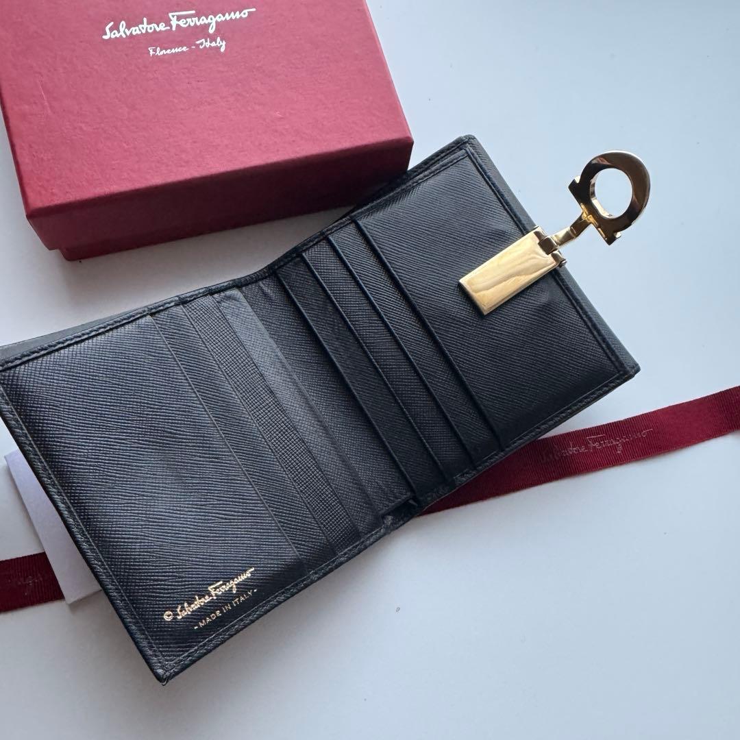 【美品】329 Ferragamo サルバトーレフェラガモ 2つ折り財布
