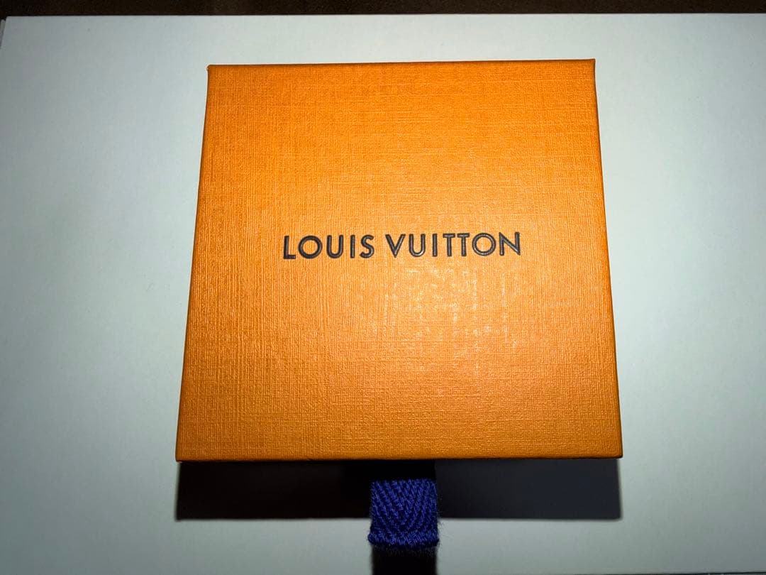 LOUIS VUITTON Vロゴペンダントネックレス