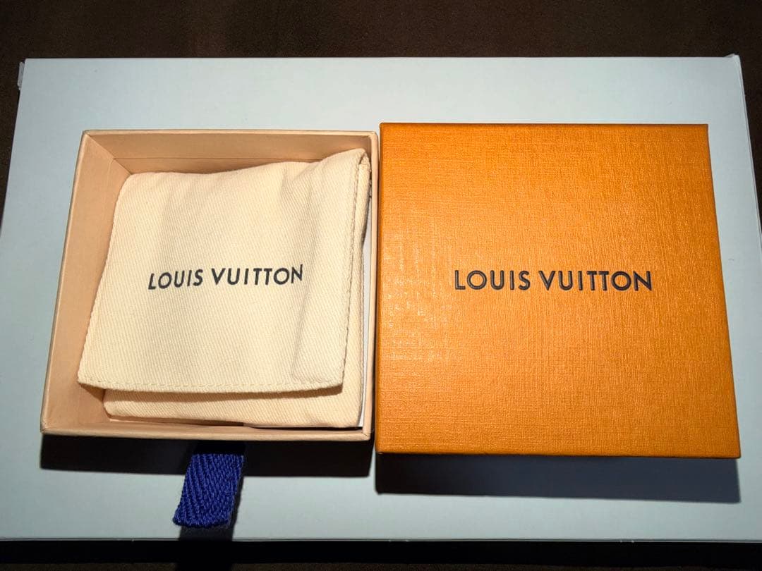 LOUIS VUITTON Vロゴペンダントネックレス