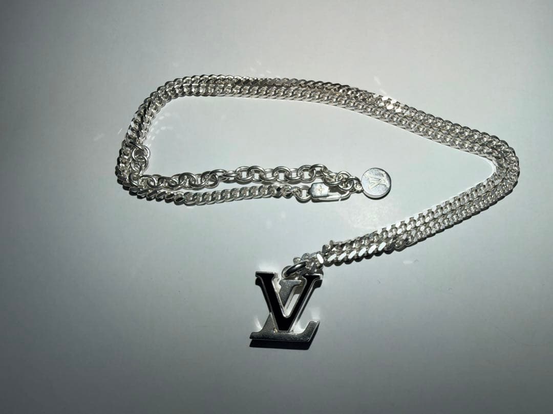 LOUIS VUITTON Vロゴペンダントネックレス