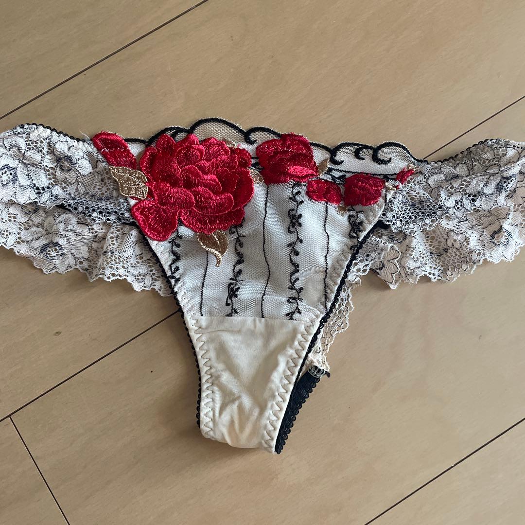 Lサイズ クリーム色 赤い花刺繍キャミソール
