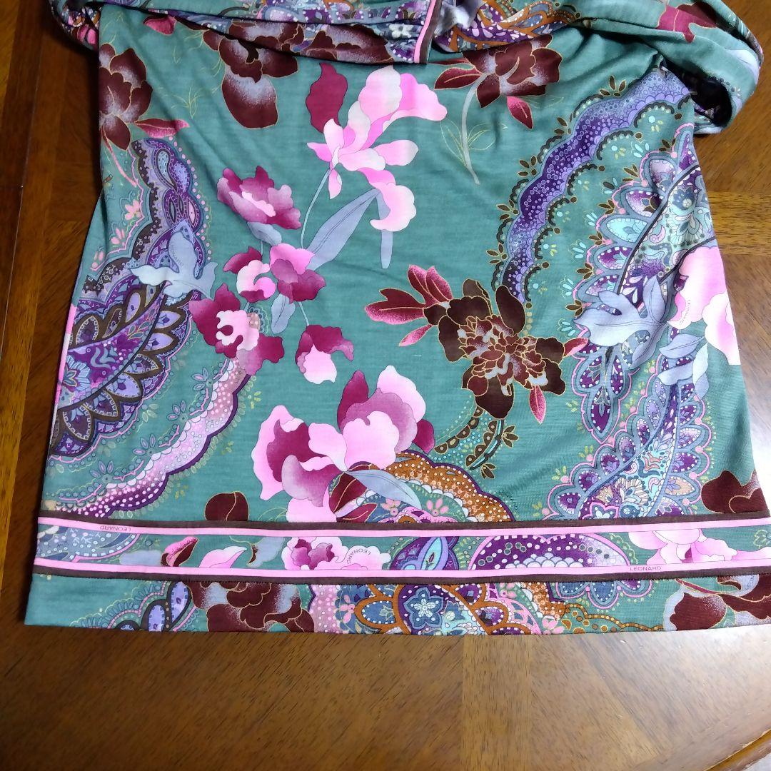 LEONARD 花柄ペイズリーVネックワンピース