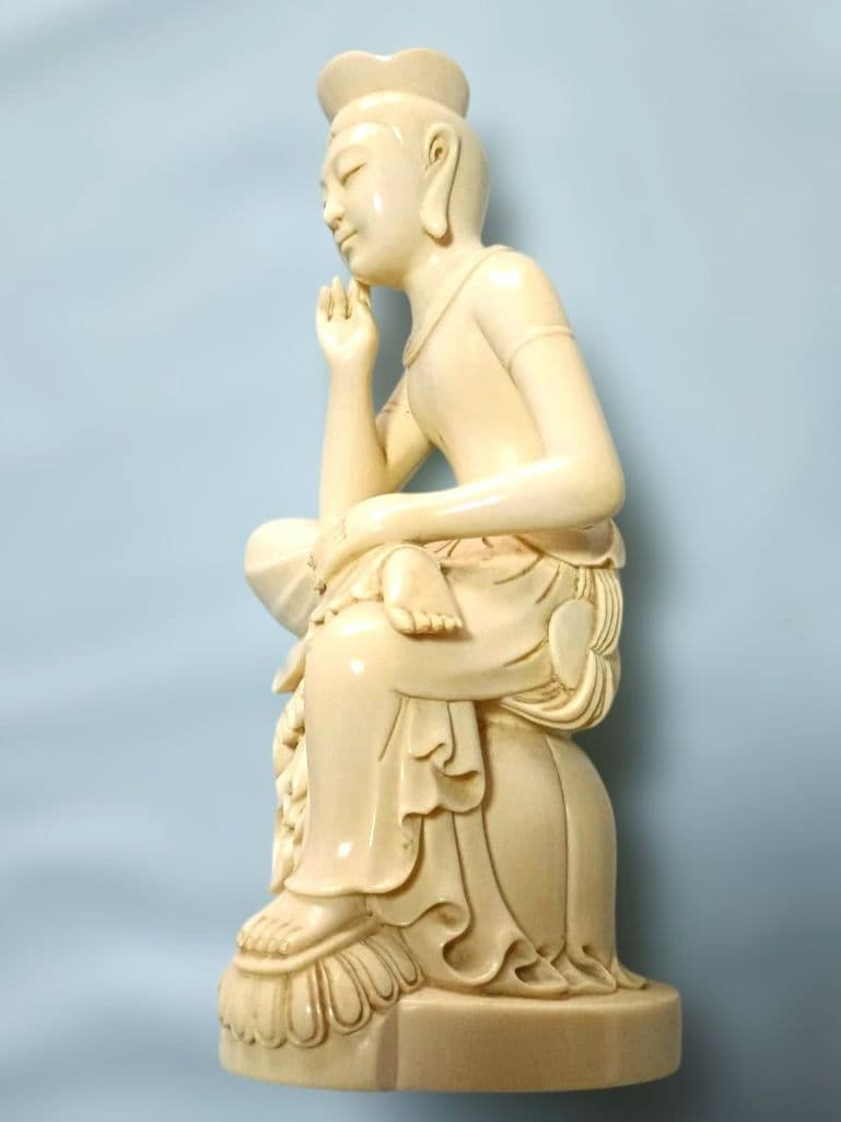 仏教美術　象牙風弥勒菩薩半跏像