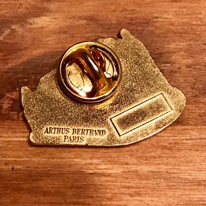 フランスの「プランタン」PLINTEMPS百貨店のピンバッチ