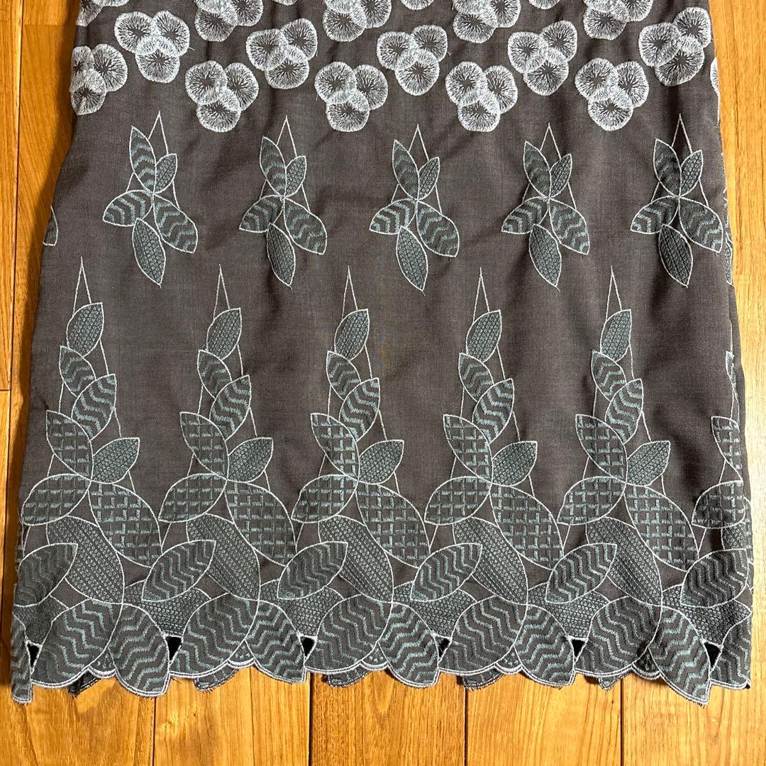 新品未使用Sally Scottグレー 花柄刺繍 ノースリーブ ひざ丈ワンピース