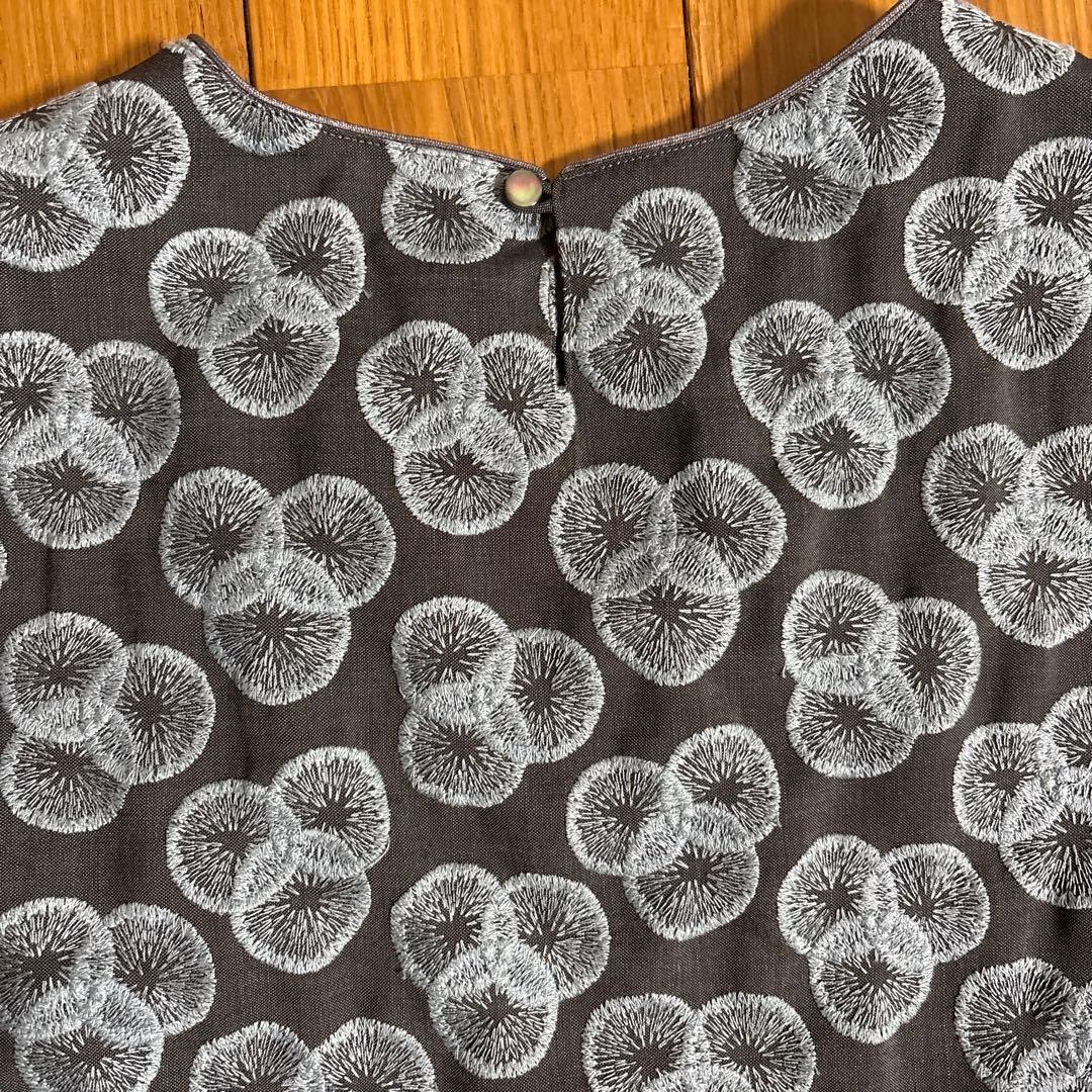 新品未使用Sally Scottグレー 花柄刺繍 ノースリーブ ひざ丈ワンピース