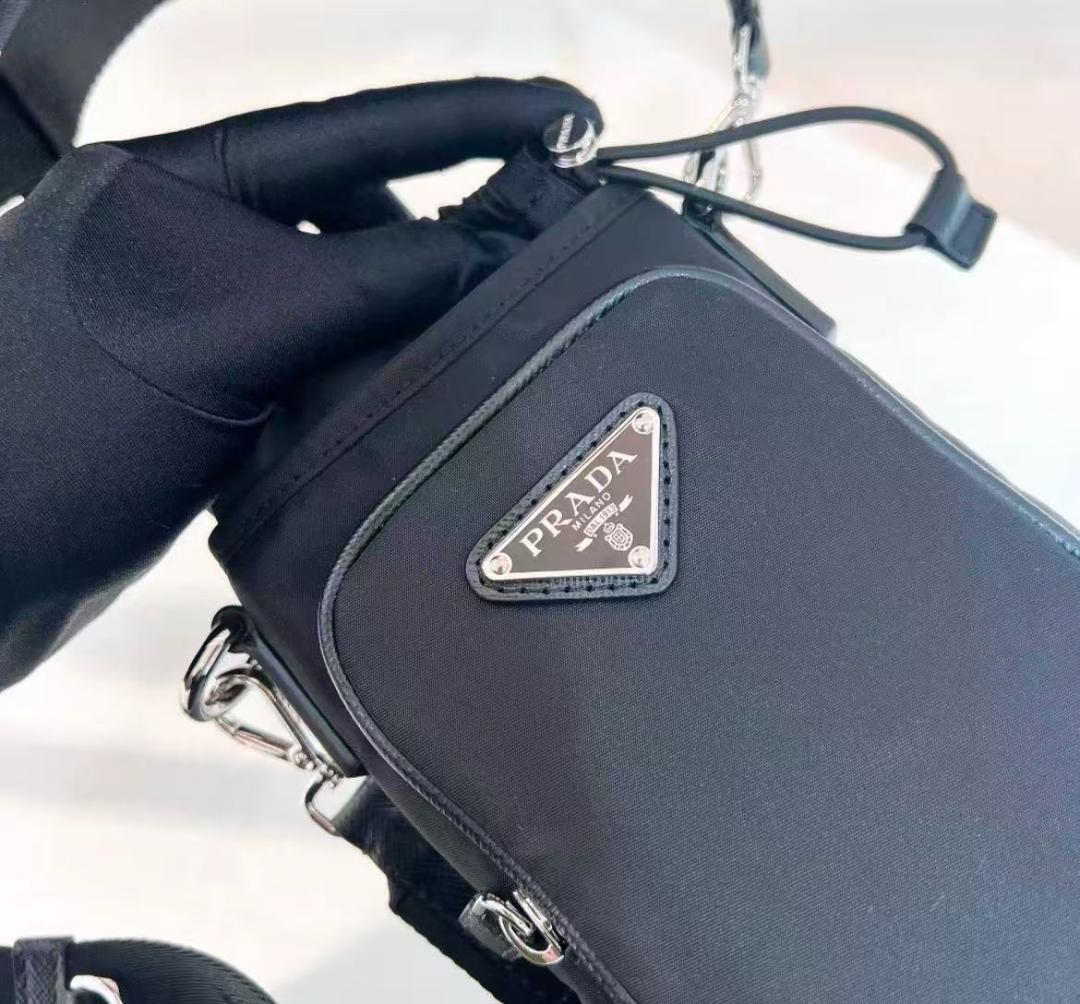 PRADA プラダ　Re-Nylon　スマホショルダーバッグ　ブラック