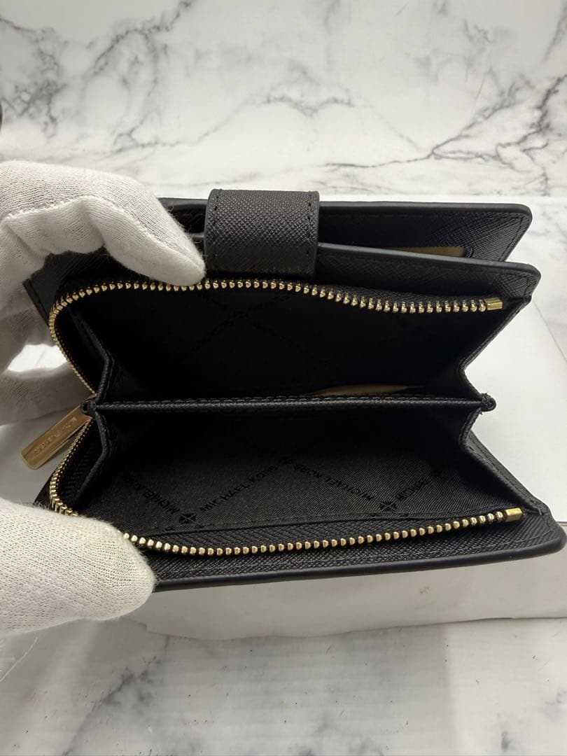 未使用品！MICHAEL KORS マイケルコース ブラック 二つ折り財布