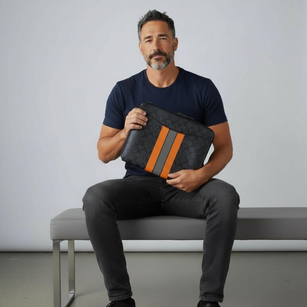 目立ちます‼️COACHノートPCケース 黒 シグネチャー