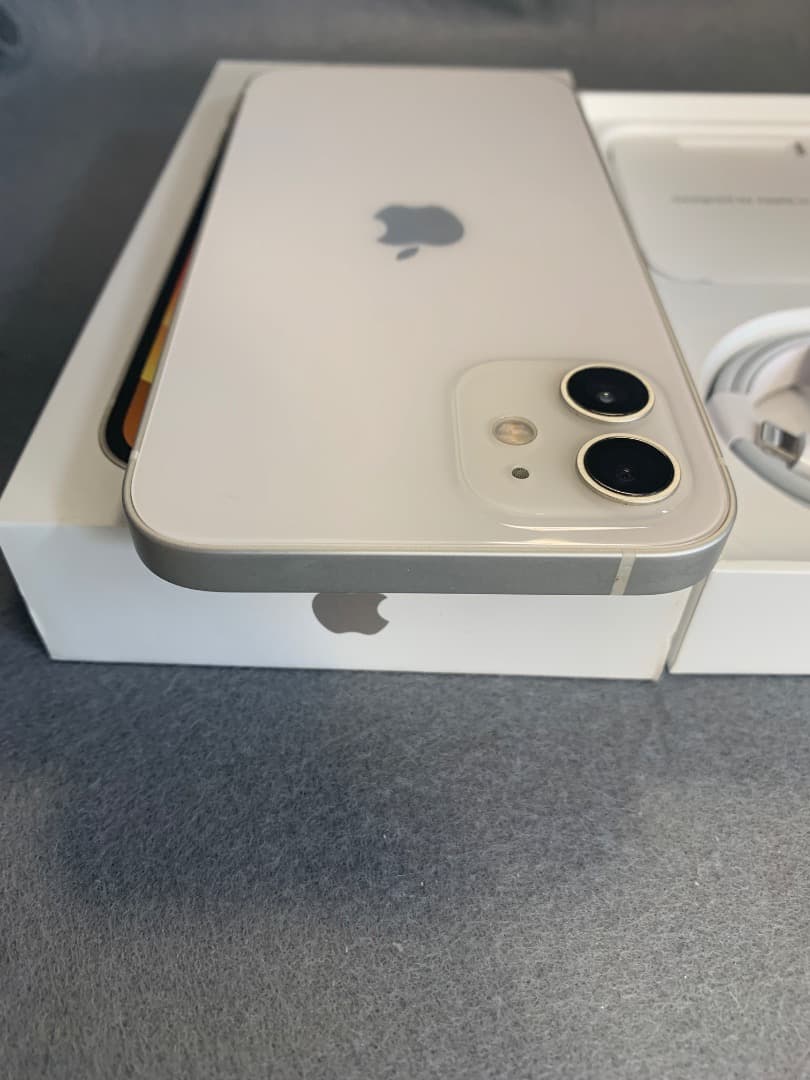 超美品　国内版　SIMフリー　iPhone12 64GB ホワイト色