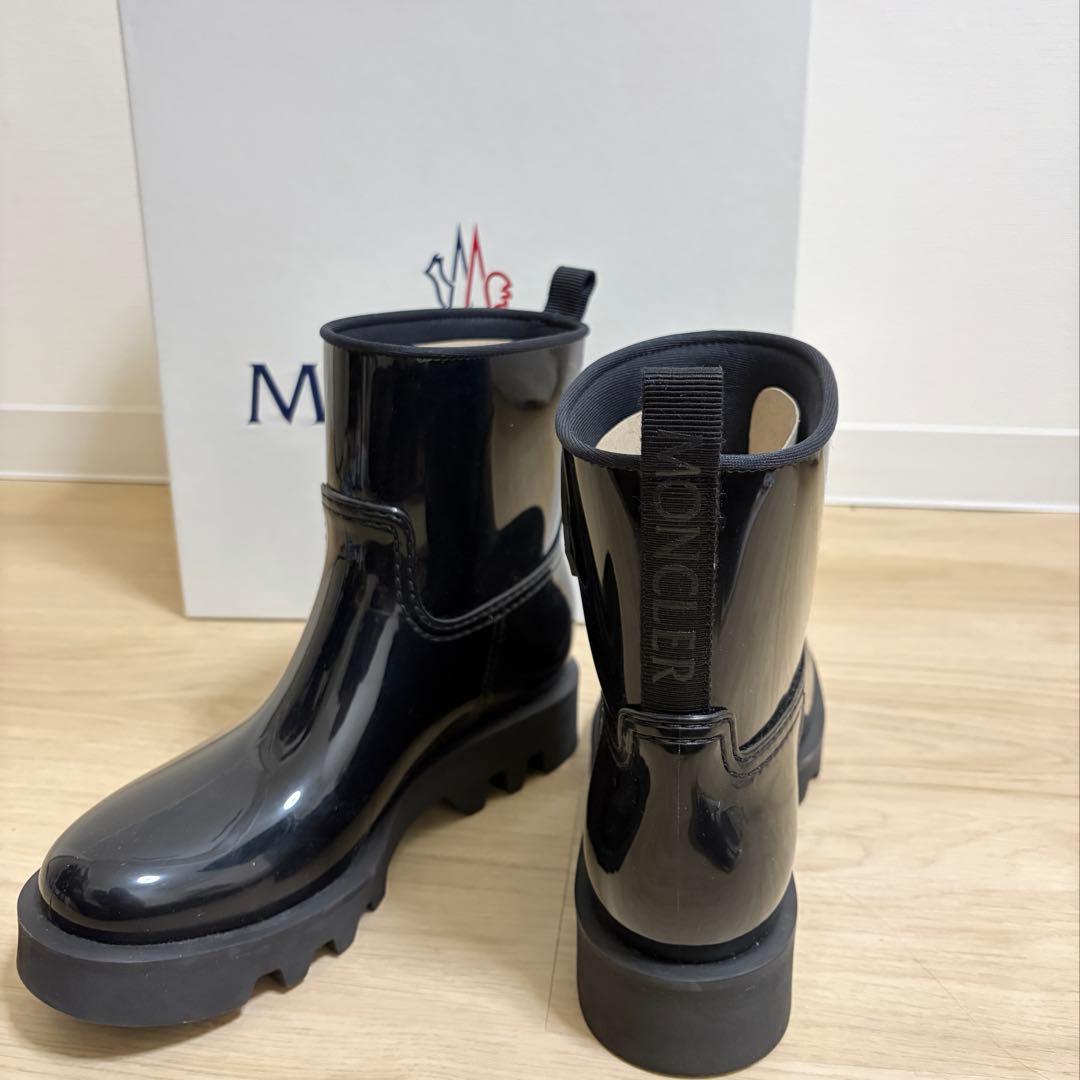 1回のみ着用★MONCLER ブラック　ショートレインシュージュ