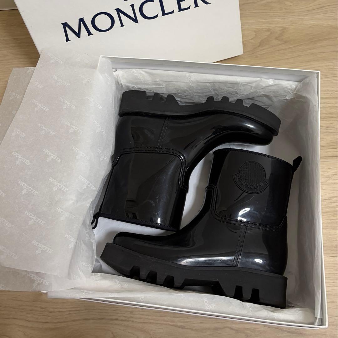 1回のみ着用★MONCLER ブラック　ショートレインシュージュ