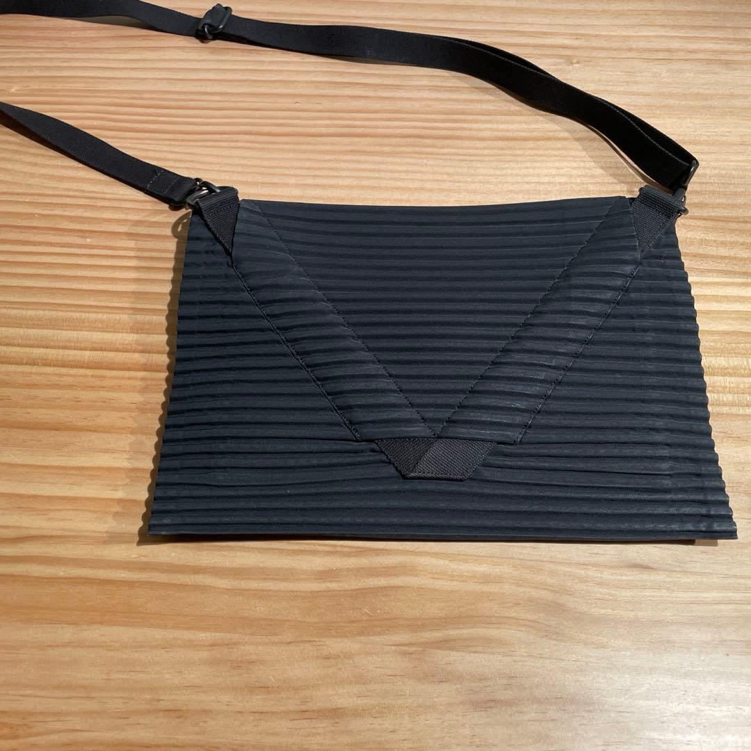 オムプリッセイッセイミヤケ　ボディーバッグ　PLEATS FLAT BAG 3
