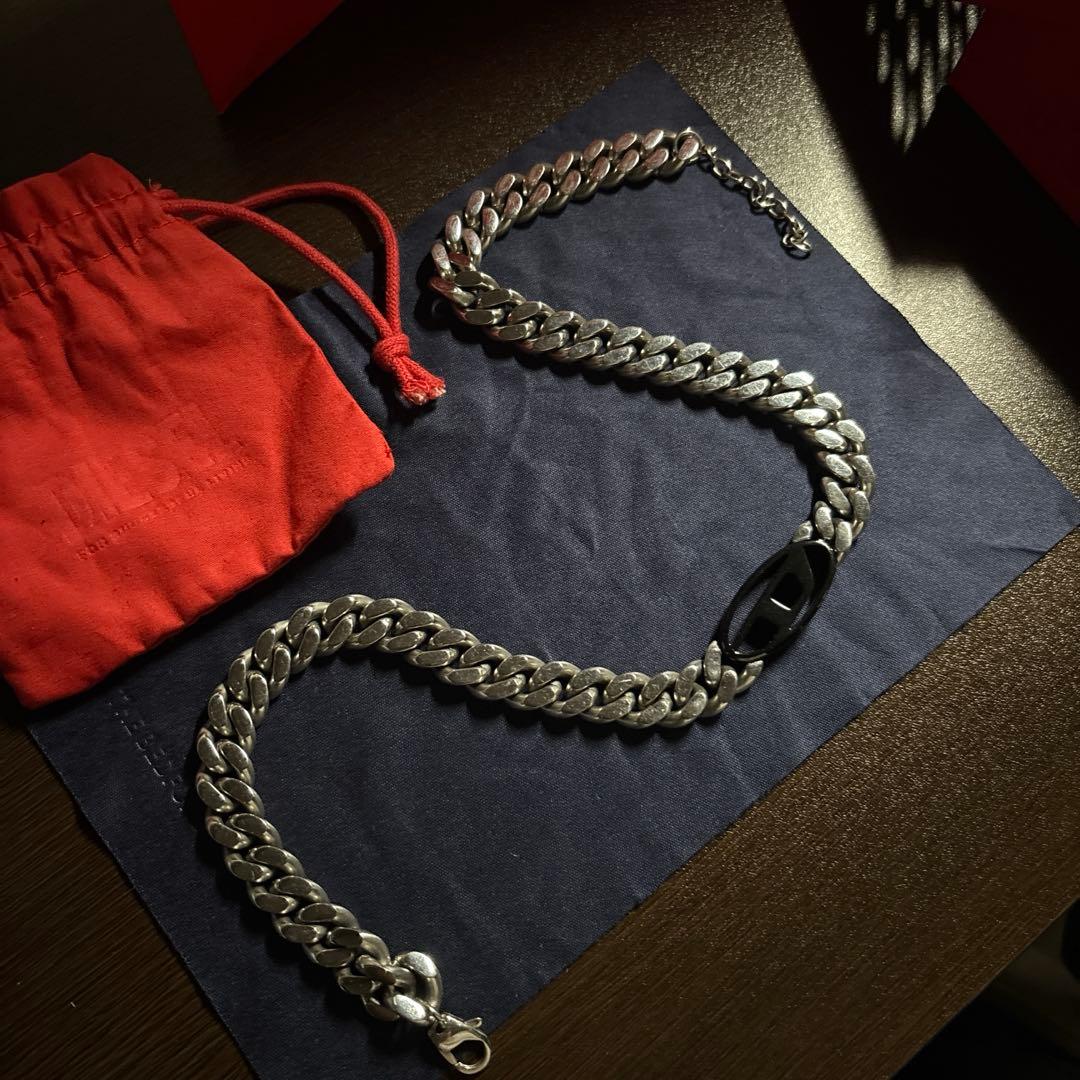 DIESEL ステンレススティール製チョーカーネックレスロブスタークラスプ付き。