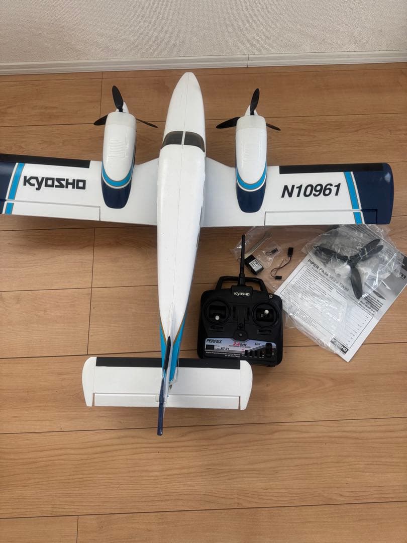 KYOSHO PIPER PA34 VE29 TWINラジコン飛行機