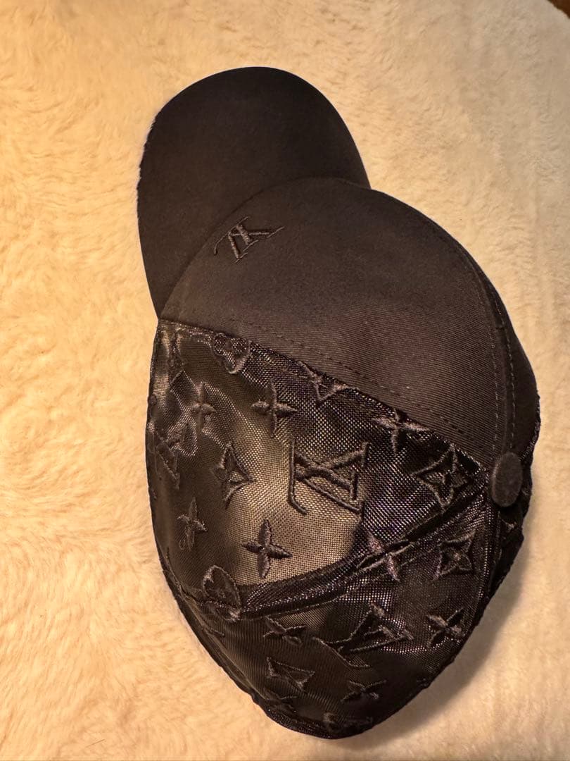 黒のナイロン製ベースボールキャップ