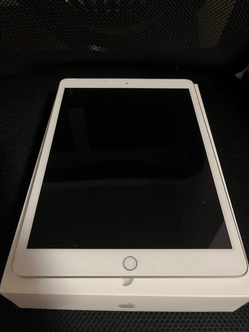 Apple iPad (第８世代) Wi-Fi 32GBシルバー