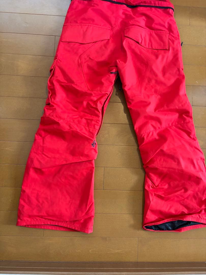 再値下げ‼️VOLCOMキッズスノーボードウェア上下セット　Sサイズ中古品