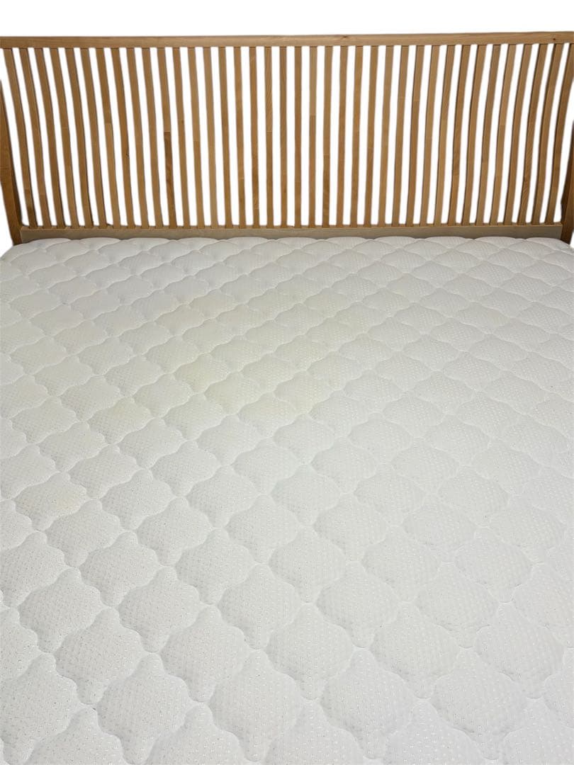 【処分予定】クイーンサイズ ベッドフレーム 無垢材 両サイドコンセント付き
