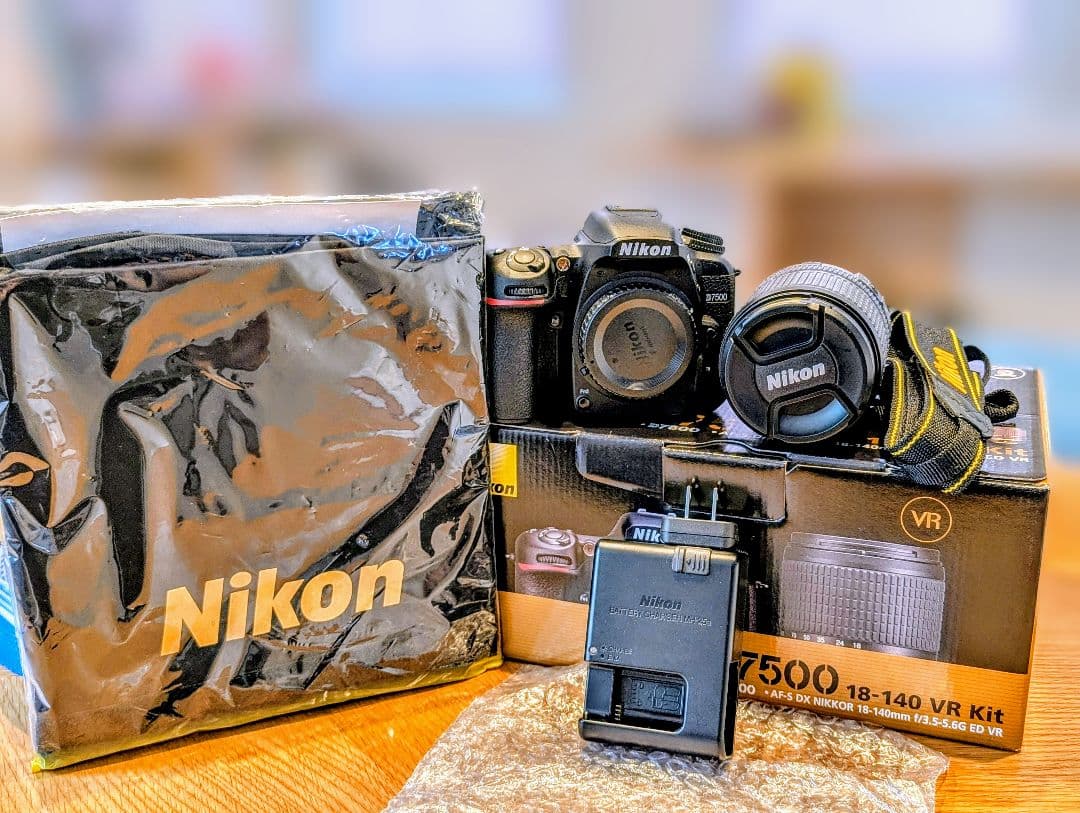 Nikon　D7500　一眼レフ　（レインカバーハンディタイプ付新品）