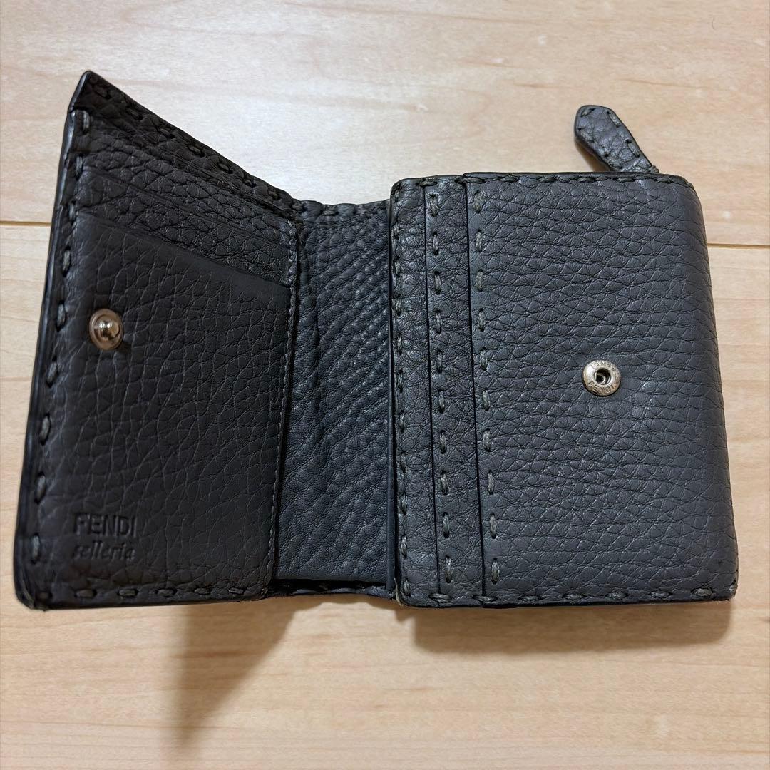 V*y様 FENDI ダークグレー 三つ折り財布　セレリア