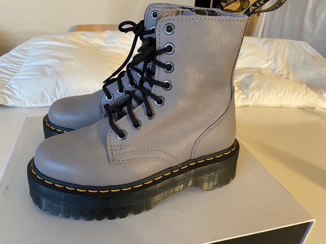 Dr.Martens JADON III 8ホールZINC GREY グレー