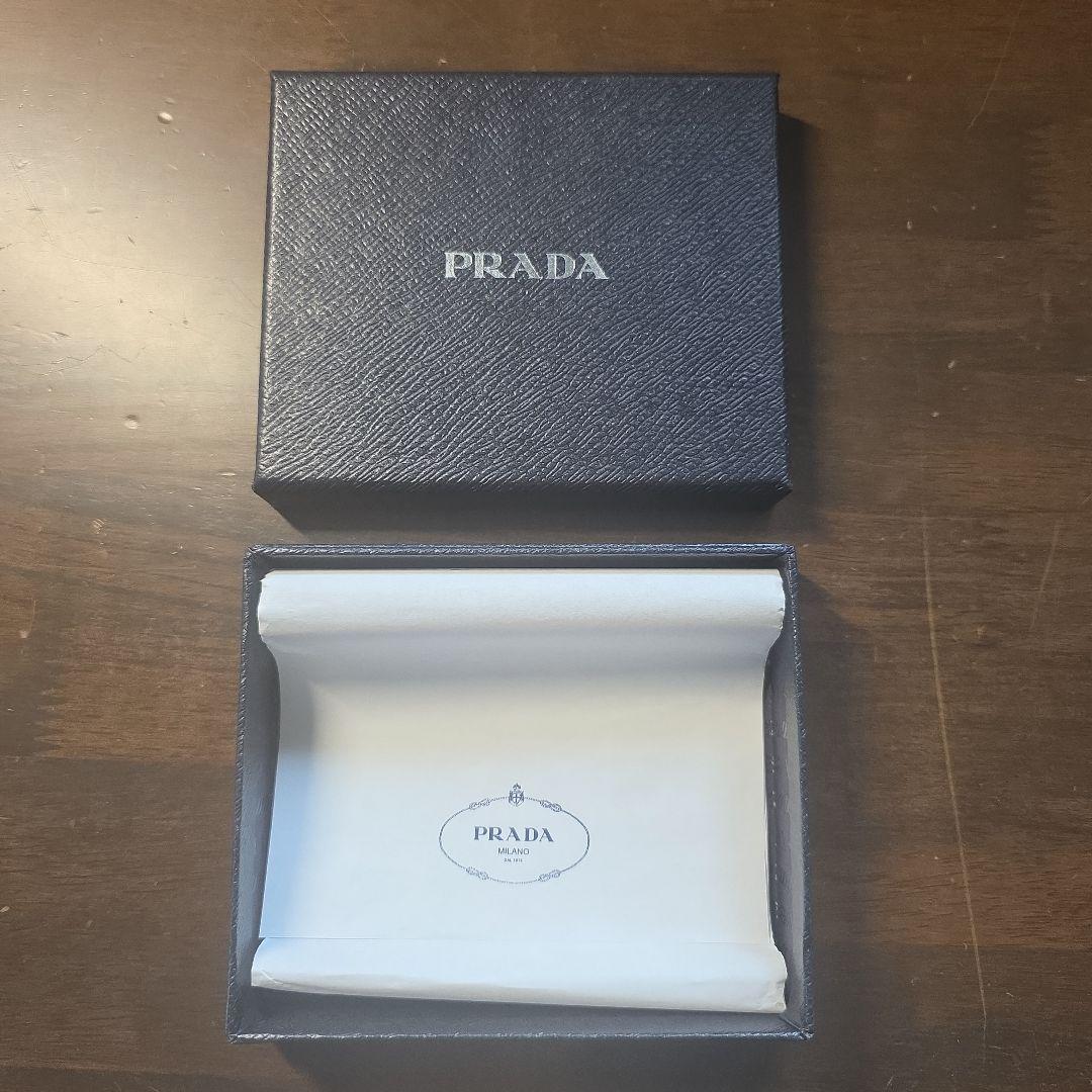 PRADA グリーンレザー三つ折り財布